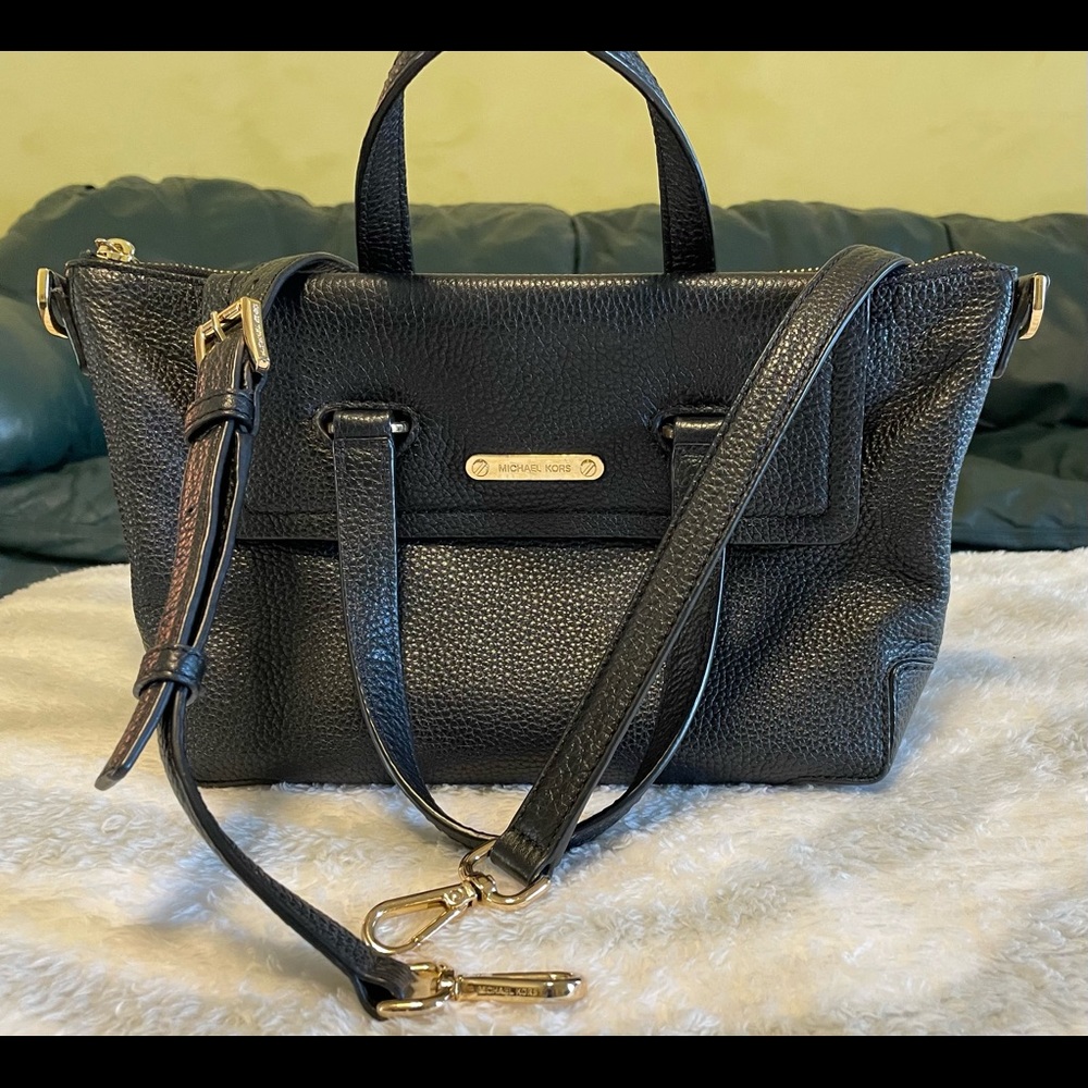 MICHAEL KORS Black Genuine Leather Purse. Looks Brand New!